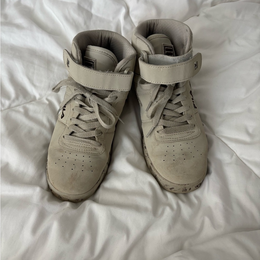 Fila Kids High-Top Sneakers in Light Gray and Off-White